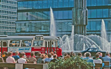 Fontänen vid Sergels torg med solande människor och en Büssingbuss på linje 52. Kulturhuset i bakgrunden