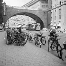 Kungsgatan västerut mot Malmskillnadsbron. Cykelparkering