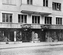 Exteriör av varuhuset Tempo på Nybrogatan 37 vid Östermalmstorg.