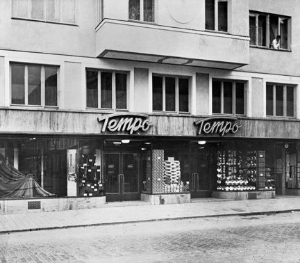 Exteriör av varuhuset Tempo på Nybrogatan 37 vid Östermalmstorg.