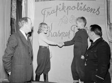 Valhallavägen 76, Engelbrekts folkskola. Trafikpolisens Kasperteater om trafiksäkerhet