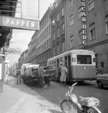 Parkering vid hållplatser på Regeringsgatan. Buss på linje 55