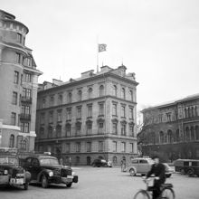 F.d. Tyska legationen flaggar på halv stång efter Hitlers död 1945.