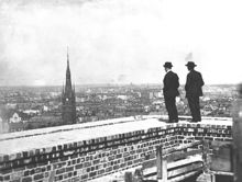 Utsikt från tornet under Stadshusets nybyggnad. Vy över Norrmalm med Klara kyrka.