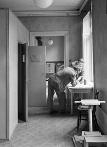 Psykologiska institutet, Observatoriegatan 8. Två män i en korridor