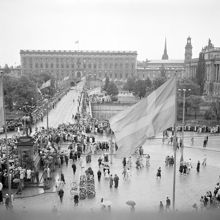Gustav V:s 85-årsdag. Norrbro och slottet