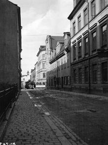 Vy norrut från Ragvaldsgatan 16. T.h. ligger Ragvaldsgatan 19 och 17. En spårvagn svänger in på Ragvaldsgatan från Sankt Paulsgatan