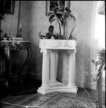 Lilla Hornsberg. Blomsterbord av porslin från Gustavsberg