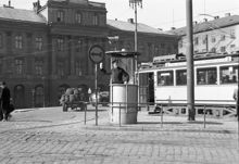 Polis dirigerar trafiken på Gustaf Adolfs torg 1946