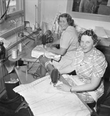 Arbete med proteser på Vanföreanstalten (Norrbackainstitutet) 1951