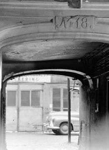 Beridarbansgatan 18. Portgången från gatan mot gården