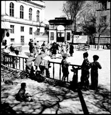 Skolbarn leker på Mosebacke Torg