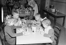 Tomteboda skola. Barnen i förskolan äter och dricker. Tomteboda, som låg i Solna vid Stockholm, var en internatskola för blinda och gravt synskadade barn. Den dåtida benämningen var "blindinstitut".