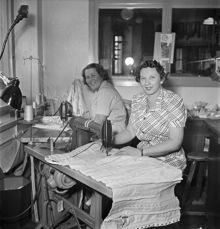 Arbete med proteser på Vanföreanstalten (Norrbackainstitutet) 1951