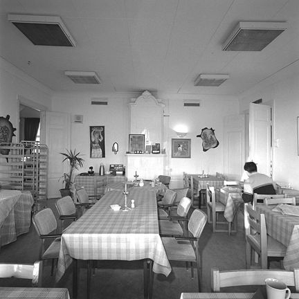 Interiör med kakelugn