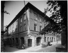 Klara Västra Kyrkogata 17 i hörnet av Klara Vattugränd