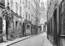 Svartmangatan sedd mot Stortorget. Till vänster husen Svartmangatan 2, 4 och 6