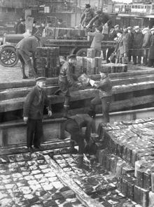 Smuggelsprit lossas i Stadsgårdshamnen efter det stora spritbeslaget vid Sundskär, natten till den 10 mars 1930. Tull och polis beslagtog mer än 20000 liter sprit.