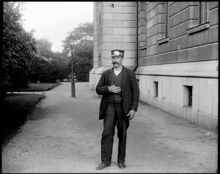 Stadsbud nr 5 utanför Kungl. biblioteket, Humlegården