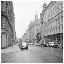 Östermalmsgatan österut från hörnet vid Grev Turegatan. Kvinna på språng.
