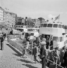 Strömkajen. Pingstresenärer kliver på skärgårdsbåtarna
