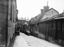 Kattgränd söderut från Bastugatan. T.h. Kattgränd 6-12 (nu 6-10). I fonden ligger Tavastgatan 43