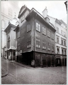 Hörnet Tyska brinken och Västerlånggatan. I bakgrunden del av Tyska kyrkan