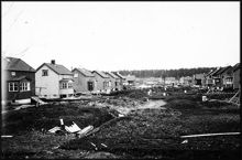 Enskede småstugeområde i det inre av kvarteret Rödlöken under byggnad, från gamla dammen mot söder
