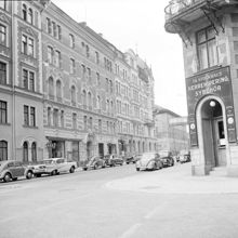 Banérgatan 5-9 från Riddargatan. T.h. Th. Stockhaus Herrekipering Sybehör, Riddargatan 55