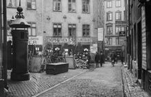 Uppställda kärror och en  pissoar på Brända Tomten i Gamla Stan