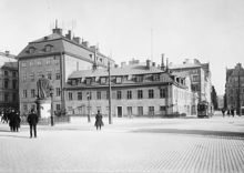 Bergenstralska huset, Munkbron 1 och Gustav Vasas staty på Riddarhustorget. Lilla Nygatan till höger