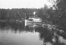 Motiv från Lännerstaviken med skärgårdsbåten " Gustafsberg V"