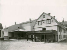 Restaurang Lindgården med Linden i bakgrunden