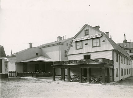 Svartvit exteriörbild av restaurang Lindgården med Linden i bakgrunden