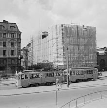 Reparation av spårvägens kontorsbyggnad på Tegnérgatan. I förgrunden ett buggtåg med släp
