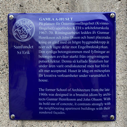 Blå emaljerad skylt med vit text