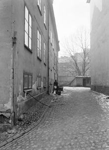 En man hämtar vatten på Lilla Gråbergsgatan. En nu igenlagd gata som gick genom kv. Berget