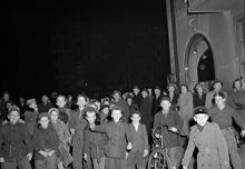 Hörnet Jungfrugatan - Valhallavägen. Nyfikna åskådare har samlats för att titta på Radioprogrammet Speldosans spex