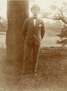 Gunnar Wiberg framför IF Olympias fotbollsplan, 1916.
