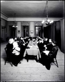 Interiör från Svenska kyrkans missions syförening i Oscars församlingslokal, Högre realläroverket å Östermalm, Artillerigatan 52, nb. (Nuv. Artillerigatan 60.)
