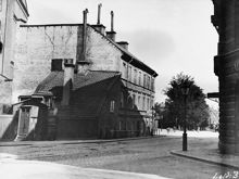 Birger Jarlsgatan söderut mot Engelbrektsplan. T.v. Birger Jarlsgatan 30-28, kv. Häckelfjäll Större. Nuvarande Birger Jarlsgatan 32, kv. Sparbössan