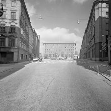 Malmtorgsgatan norrut mot Brunkebergstorg. Televerkets byggnad i fonden. Telegrafhuset revs 1970