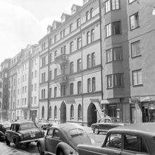 Grev Magnigatan från höger 13, 11 och 9