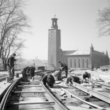 Viadukten under arbete vid Tegelbacken. Stadshuset i fonden