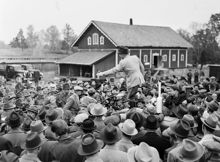 Auktion på Hässelby Gård. Auktionsutropare Olof Carlström