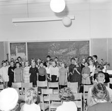 Småskoleklass som sjunger vid avslutningen i Mariaskolan inför jullovet.
