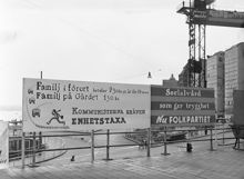 Södermalmstorg. Kommunisternas och Folkpartiets valaffischer