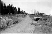 Peringskiöldsvägen från kvarteret Runstaven 4 mot sydost i Ängby småstugeområde som är under byggnad