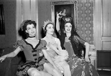 Gustav Adolfs Torg 2, Operan. Svenska Dagbladets julkonsert. Medlemmar i operabaletten Gun Skogberg, Ellen Rasch och Elsa-Marianne Von Rosen