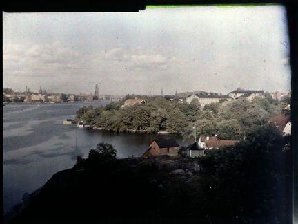 Färgfotografi taget från Södermalm. Bakom Långholmen syns Norr Mälarstrand.